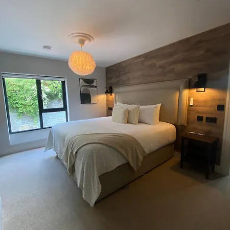 The Glen Quarter 4* קינסייל